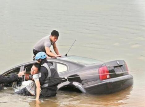 车辆落水后应如何自救，先后顺序要记清，关键时刻能保命