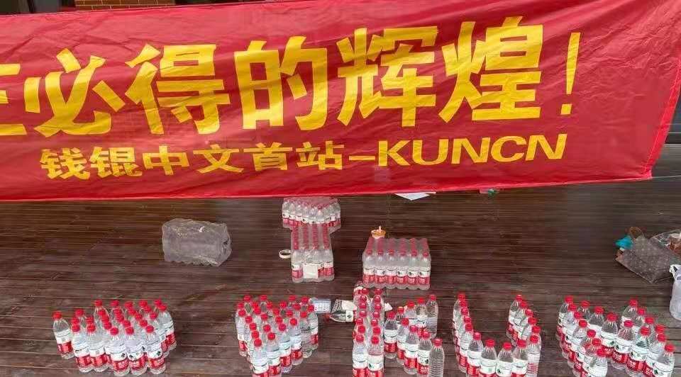 高考又现花式加油：爸爸校门口举蔡徐坤海报，千玺立牌被搬到现场