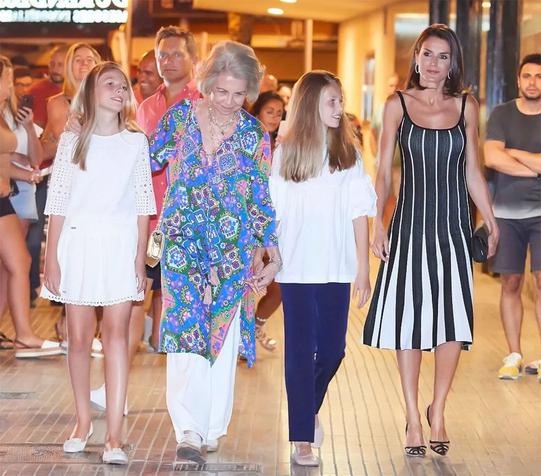 西班牙王室官宣夏日全家福，国王帅王后美，公主独根麻花辫更撩人