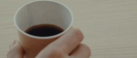 三个前夫在一个房间里雕刻沙子的场面，笑着吐了出来。