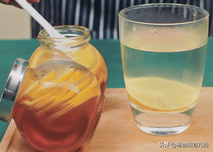 冬天里，分享一款自制的蜂蜜柠檬茶，酸甜营养，适合孩子的饮品