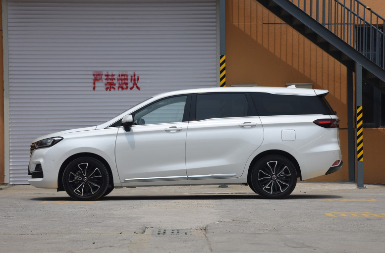 车标一匹马（汉腾V7车长超4米8配1.5T，7.99万起卖，车标是一匹马）
