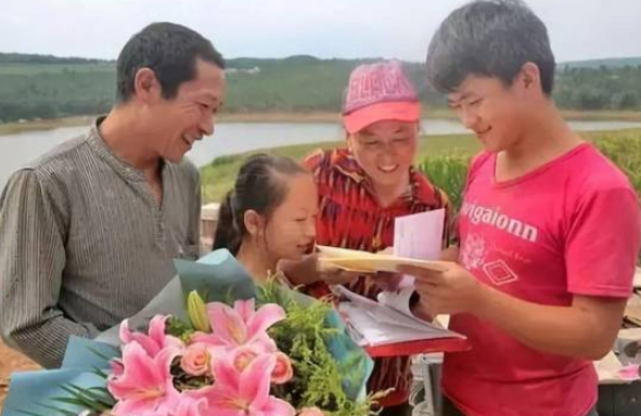 一张16人的高考喜报，揭露教育现状，拼命努力或许只是别人的起点