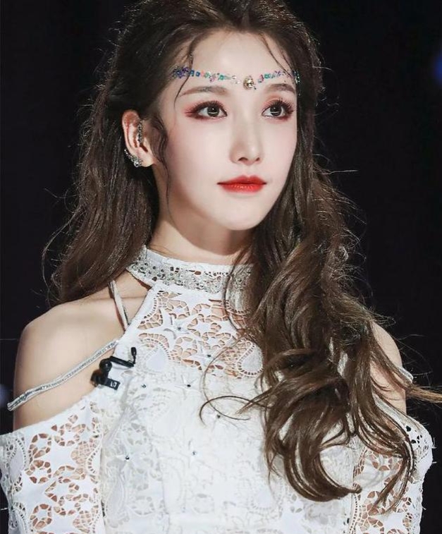 进娱乐圈的10位网红，有人演8部女主不火，有人身份横跨演员歌手