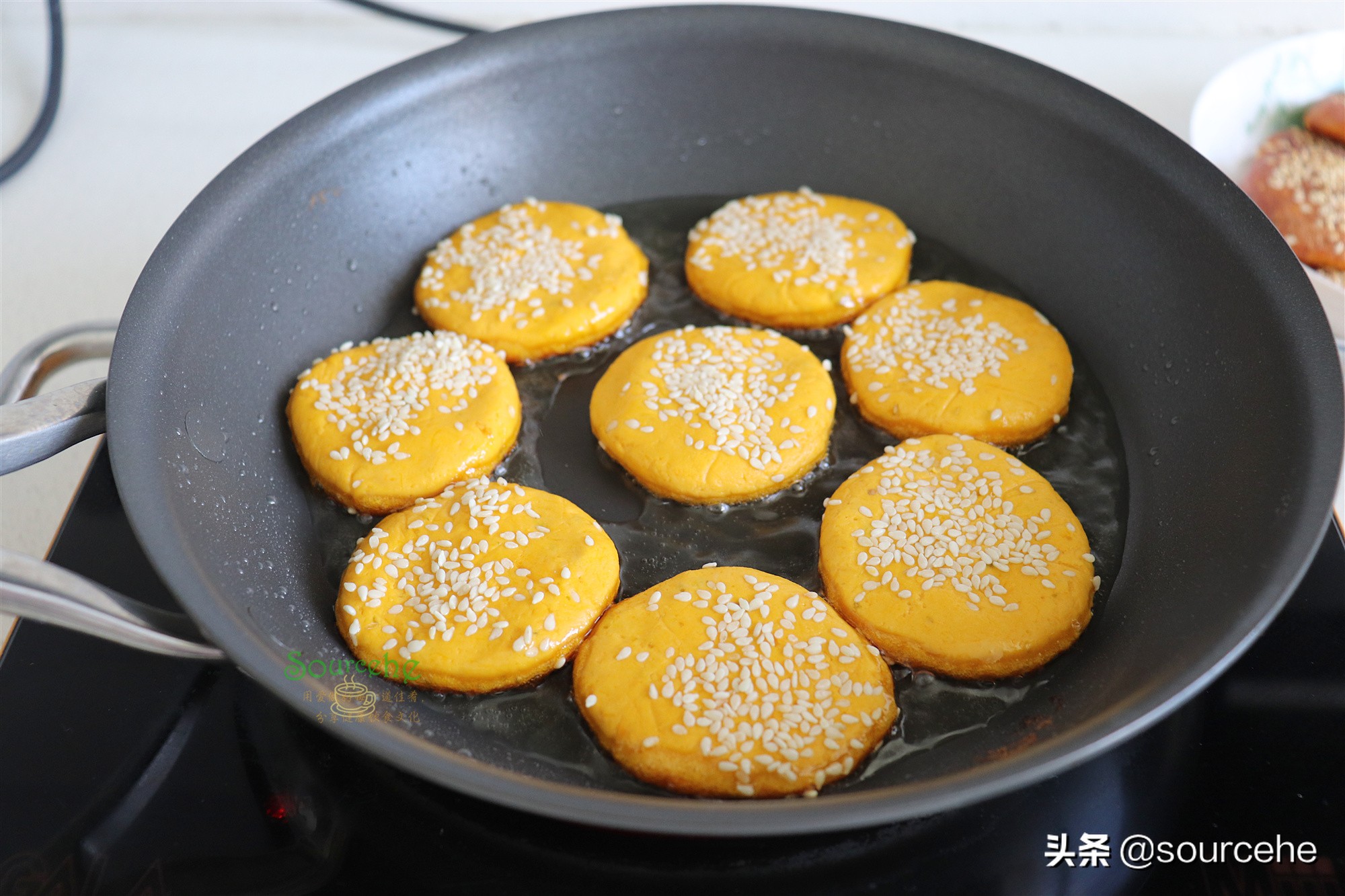 南瓜饼掌握3个技巧，不放一滴水，软软糯糯，甜而不腻，很好吃