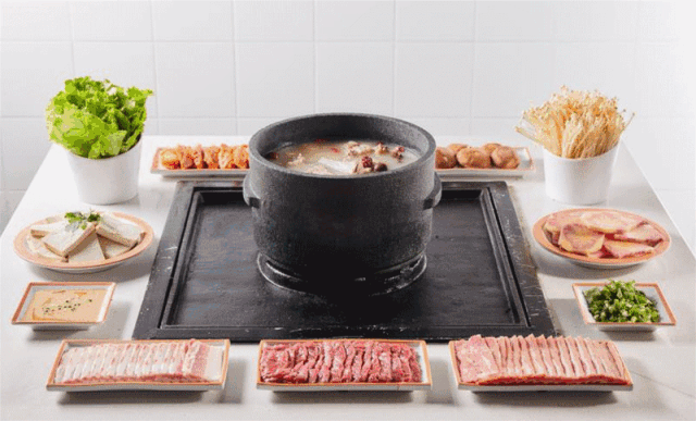 郑州二七万达有一家用西藏墨脱石锅炖肉的店，同时还能吃到烤肉！