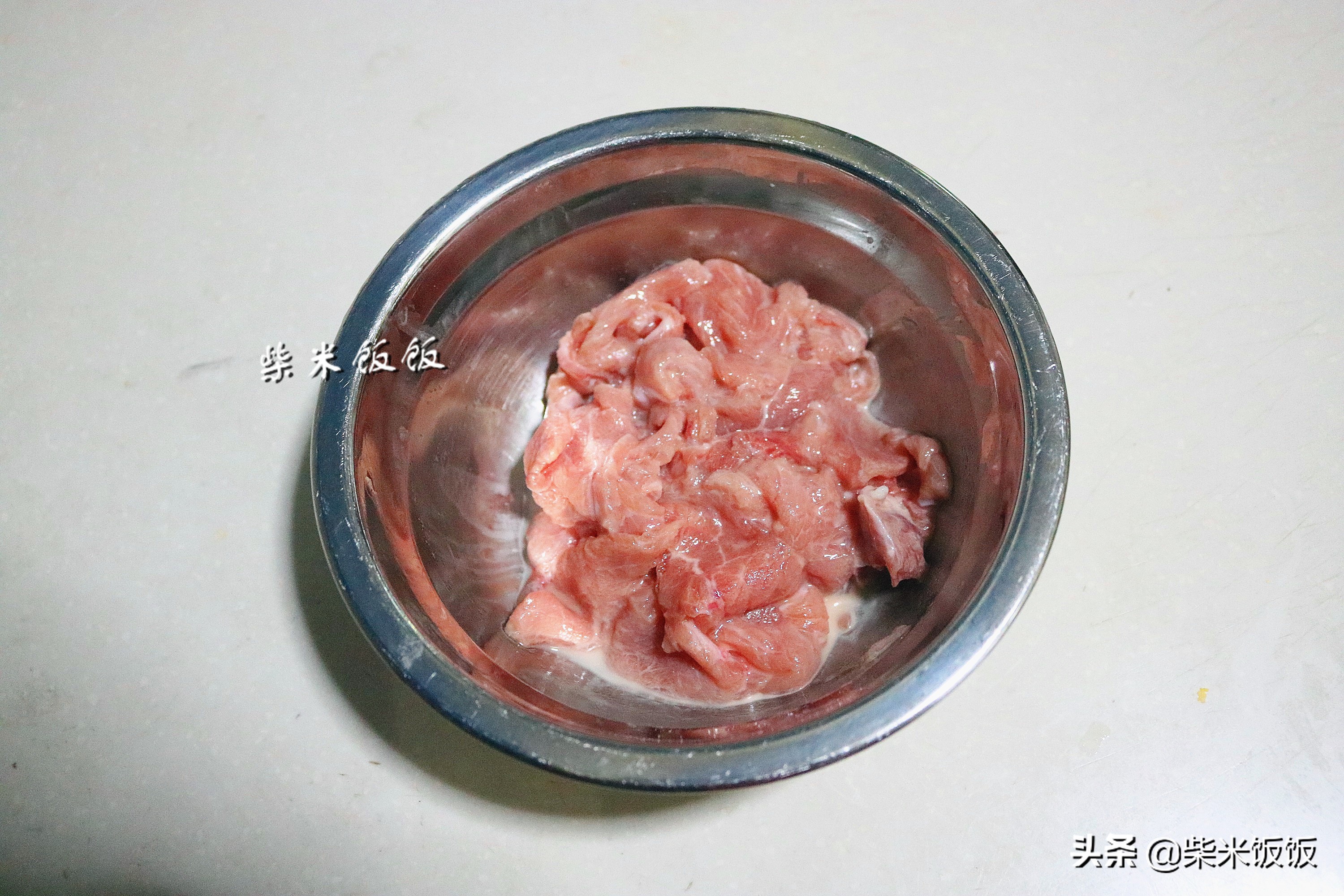 天越冷，我家越爱吃这菜，炒一炒，鲜嫩又多汁，总也吃不厌