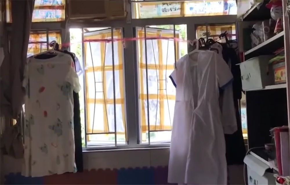 香港母女蝸居6㎡劏房，厕所难坐下洗衣机放床边，网友：太逼仄