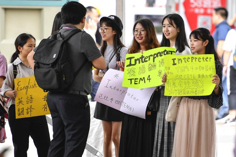 那么喜欢打工还上什么大学，大学生兼职惹争议，兼职到底值不值？