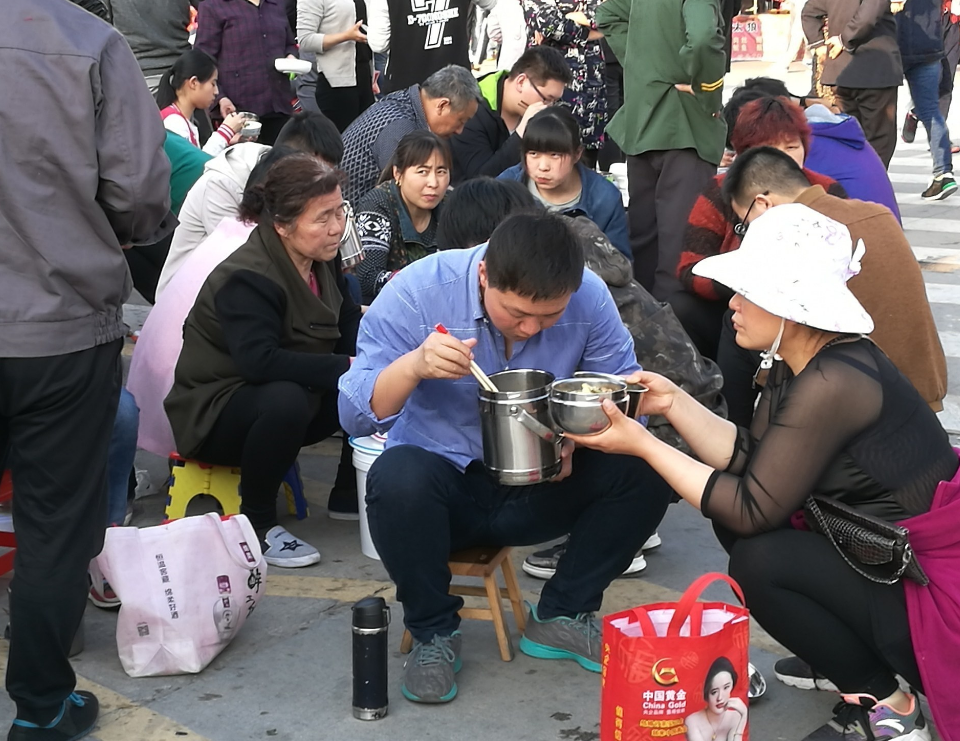 “家长送饭”成高中门口风景线，网友担心养成巨婴，家长回怼质疑