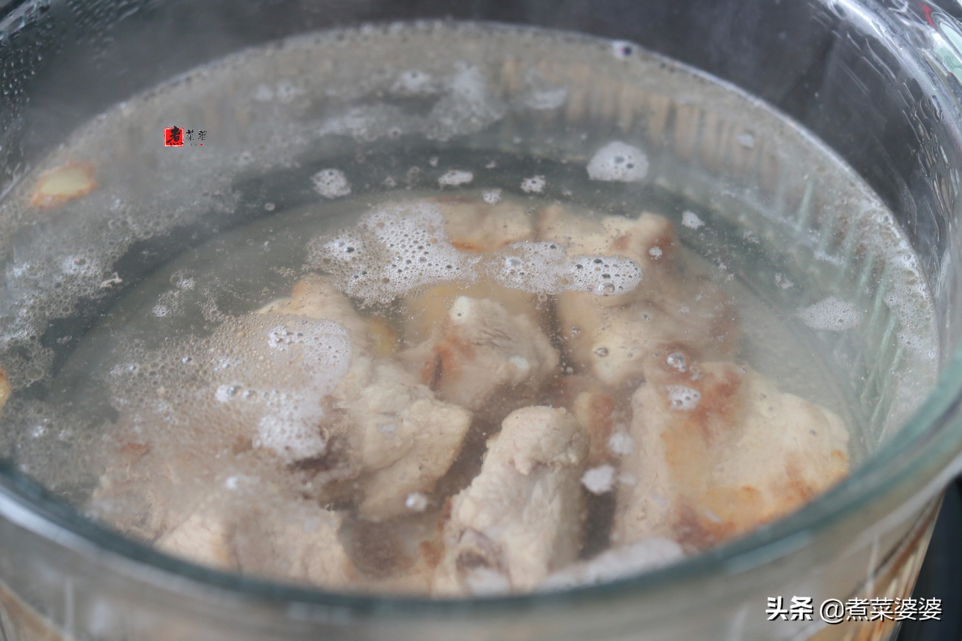 炖排骨时，谨记“二放三不放”，排骨香味十足，鲜嫩还没有腥味