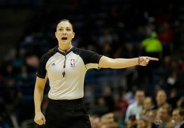 nba为什么娶女裁判(NBA为何聘请女裁判？她用了十年才进了联盟，因一次劝架一夜走红)