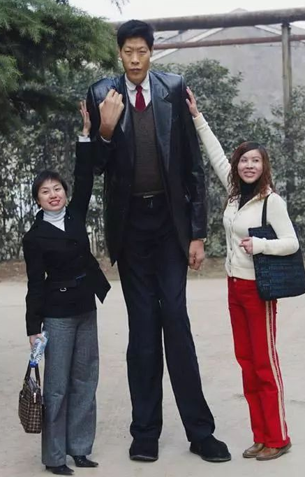 2米42中国第一巨人，结婚20年没孩子，1米6娇妻称：不方便