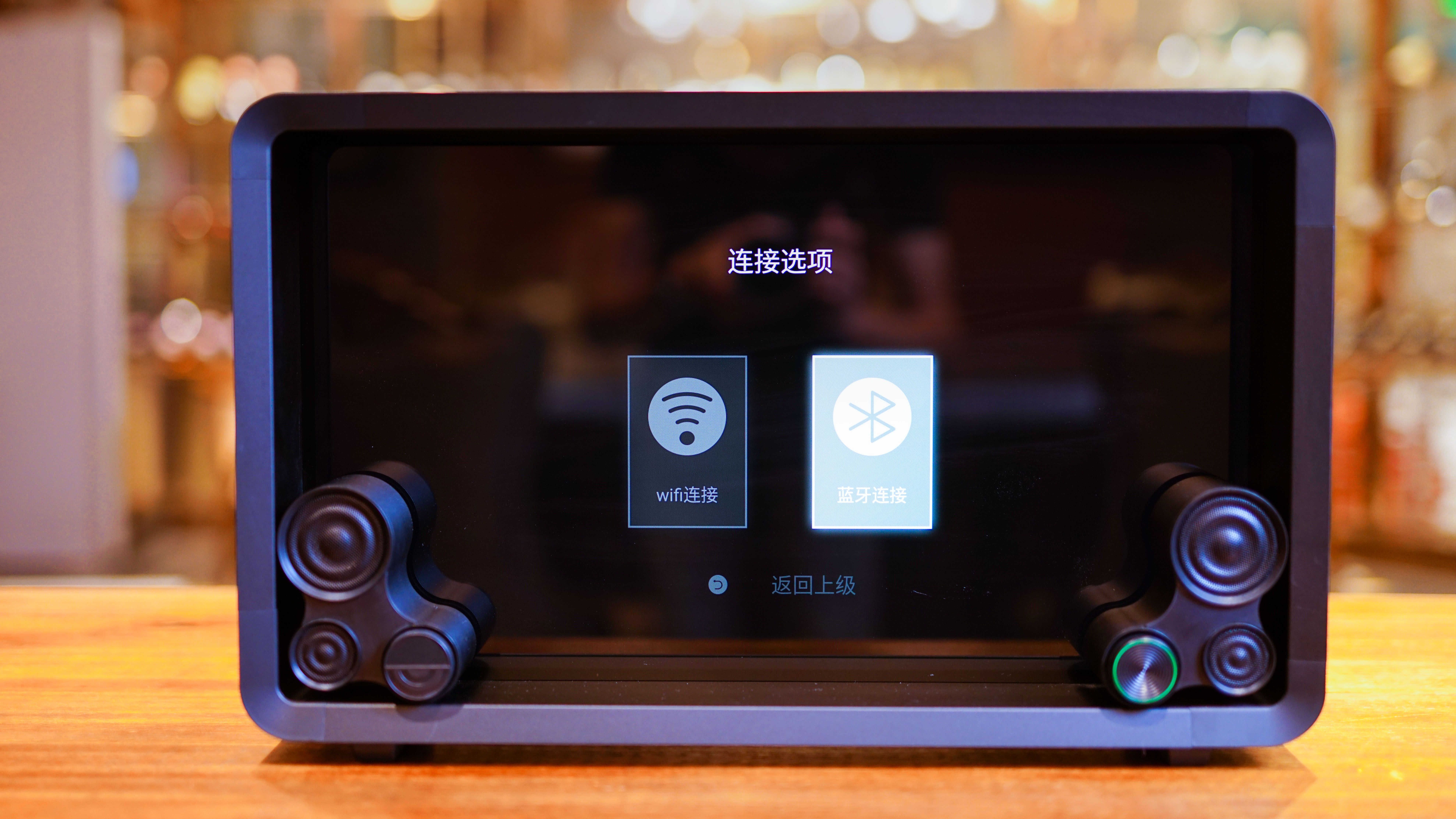 世间最靓神器，Lyiew 悬浮歌词蓝牙音箱，演绎别样的音乐视听盛宴