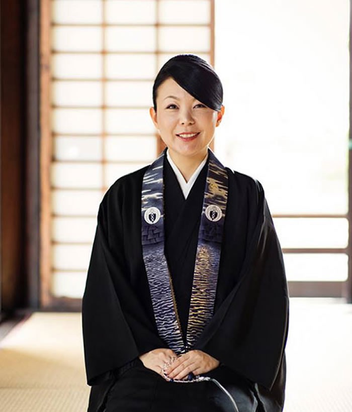 日本寺庙女住持：被迫相亲35次，逃往美国生活9年，归来已成僧侣