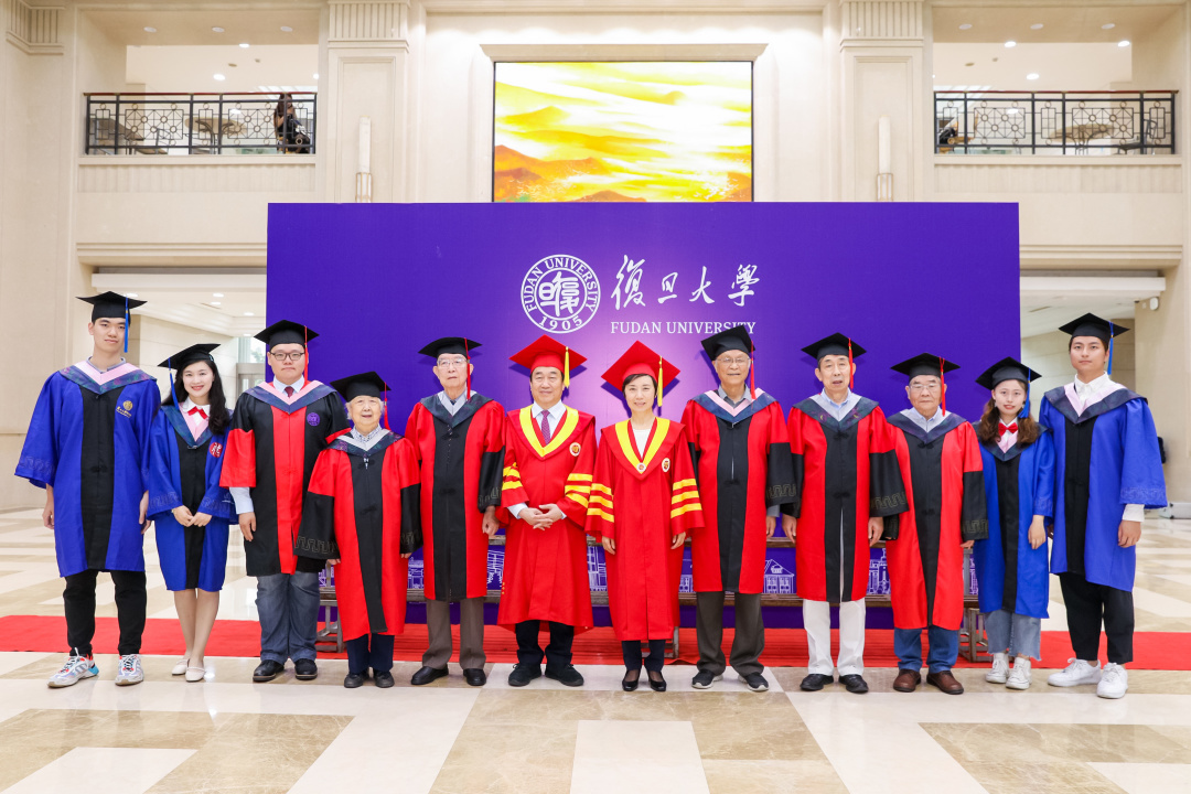 毕业季，复旦大学书记校长喊毕业生合影啦！