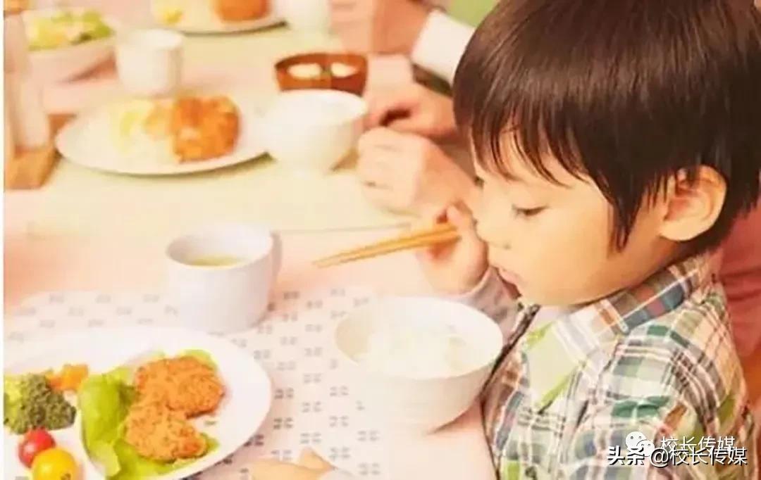 吃饭礼仪的要领和禁忌（饭桌上的礼仪和教养）
