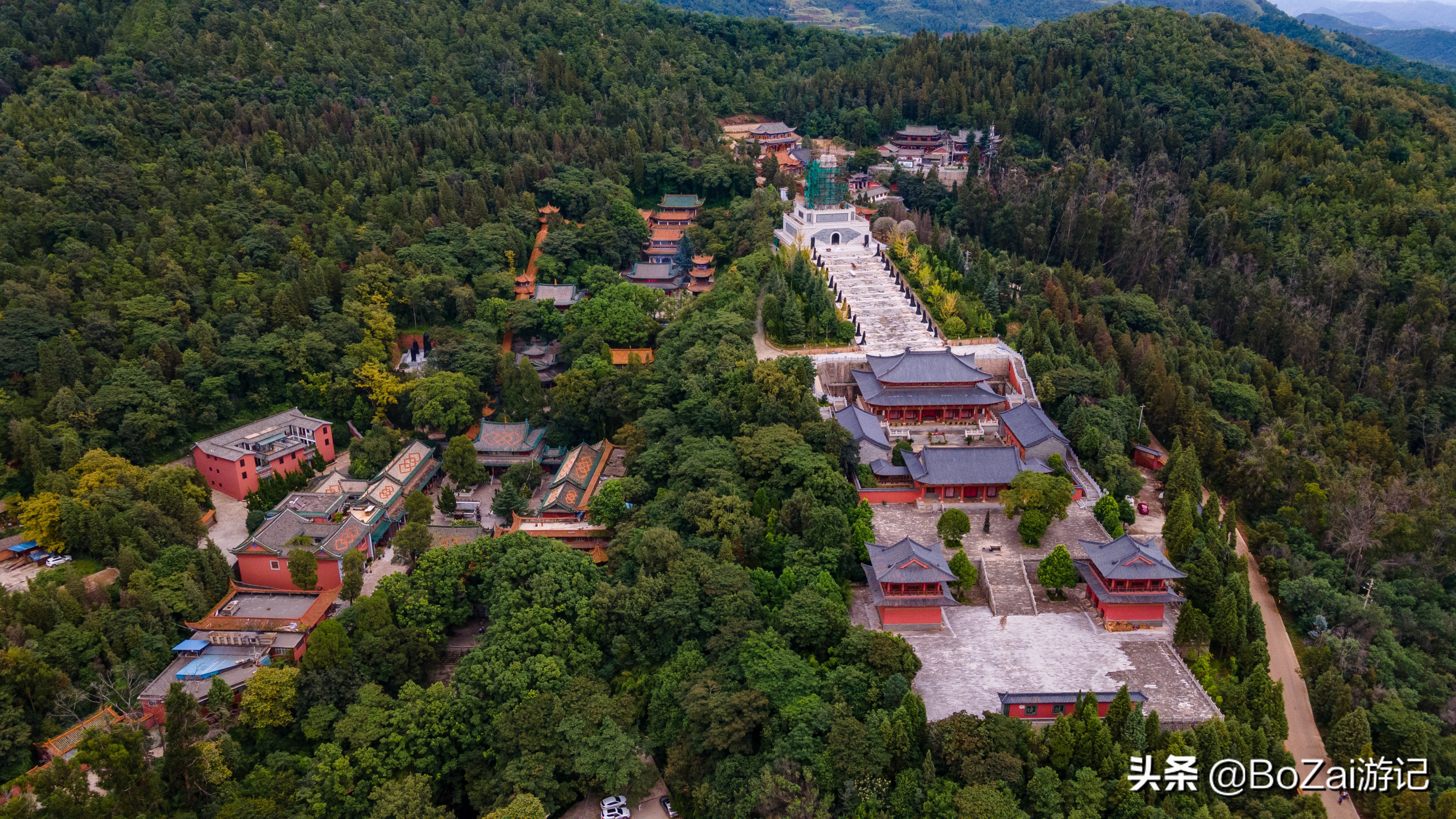 盘龙寺位于昆明市晋宁县滇池东岸盘龙山上,是昆明香火最旺的寺院之一