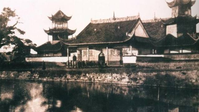 1951年一农民到乡公所讨水，看着毛主席像激动的说：他曾是我的兵