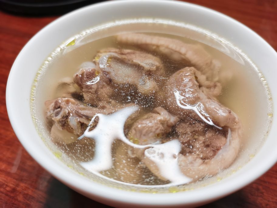 橄榄鸡汤多加一步鲜而不浊，利咽化痰、老少皆宜，连喝一周也不腻