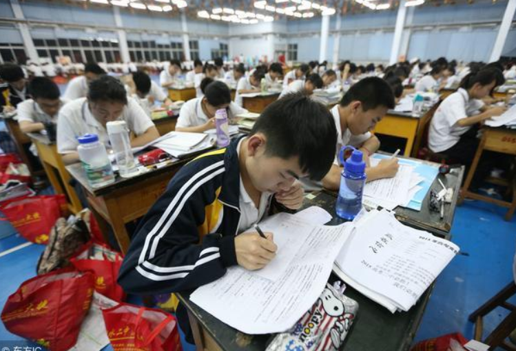 高考生数学只考37分，看到详细成绩后，老师直言：有机会上985