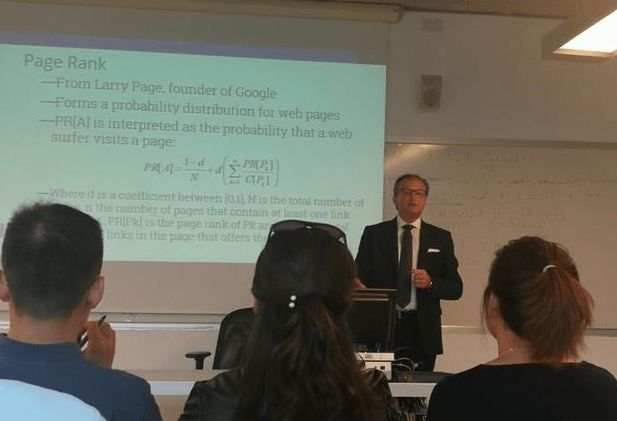 为与国际接轨，清华已有700门课全英文授课，有人担心会弊大于利