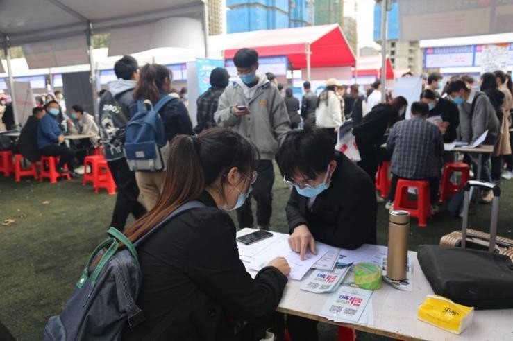 一天之内，1200余家企业直奔河南大学“抢人”，提供超4万个岗位！
