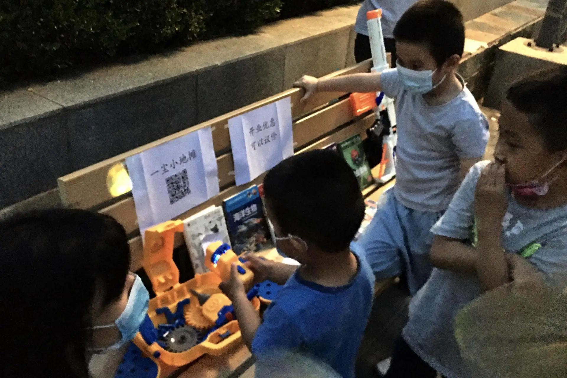 8位摊主讲述：我在城市摆地摊，理想很好、现实骨感