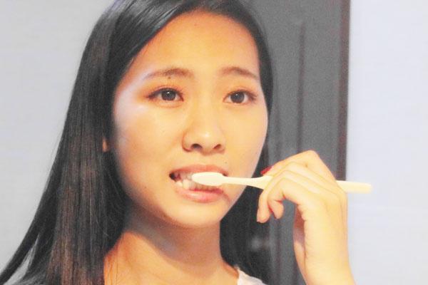 牙缝里长满臭烘烘的牙垢，牙齿还发黄？别尴尬，现在教你如何消除