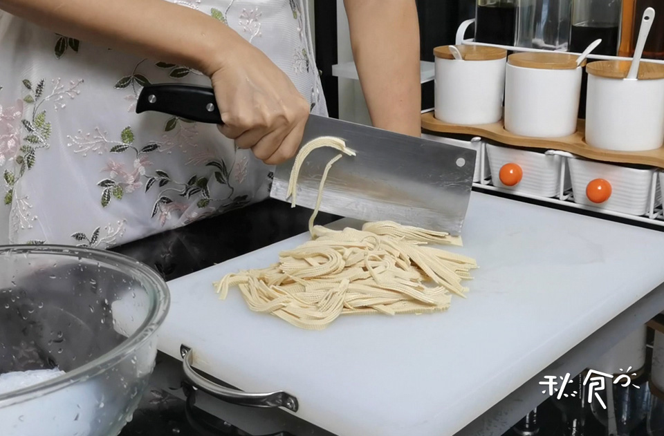 大叶芹饺子馅的做法（四道好吃的大叶芹做法）