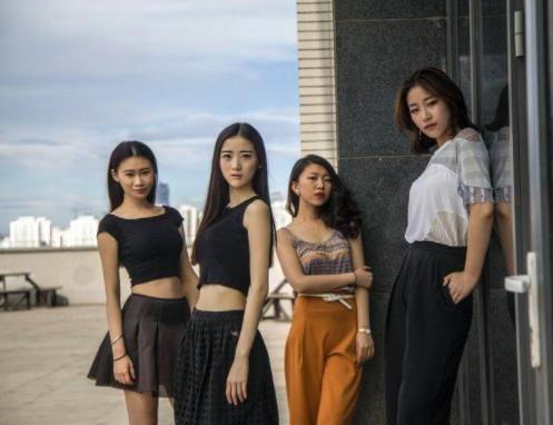 国内一所“中华”开头的大学，男女比例失衡，男生想逃课门也没有