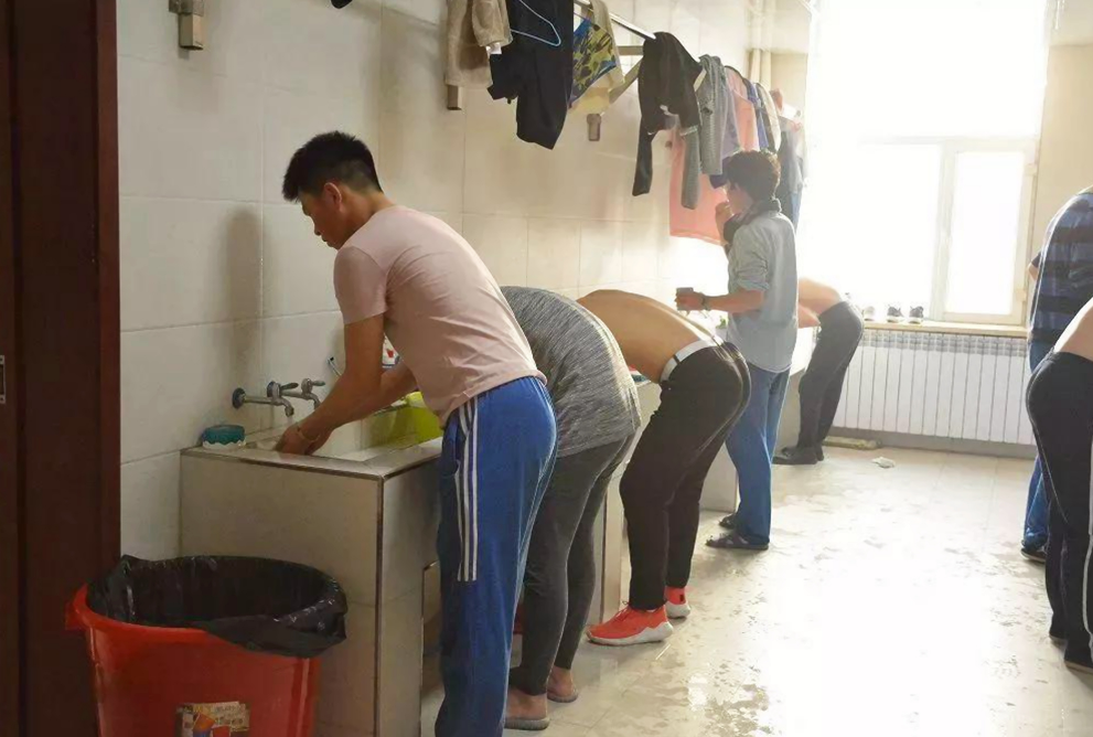 可以让孩子去寄宿学校吗？班主任直言：有能力别让孩子去