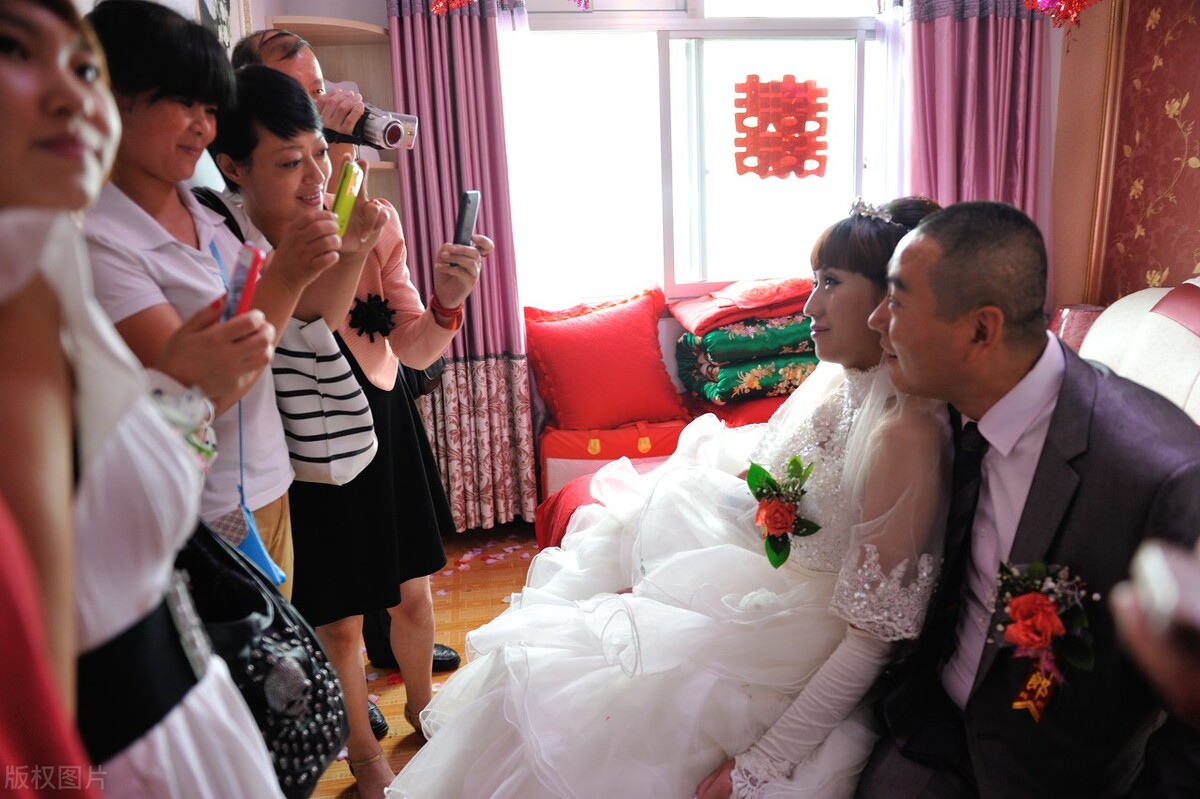 妻子出轨7年，45岁丈夫如此报复：装不知道不离婚，把她当工具人