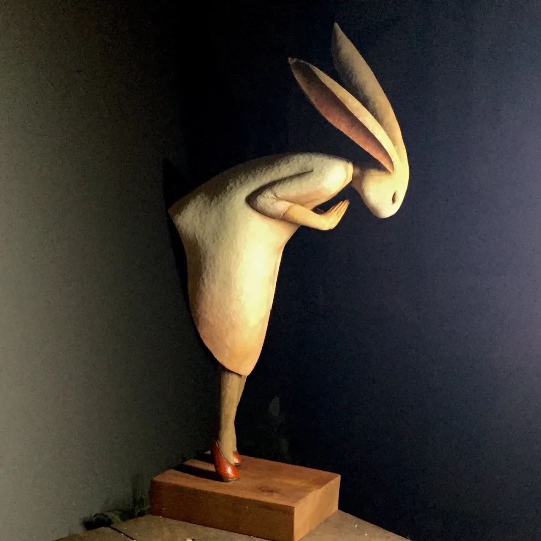 60岁日本老人的“治愈系”木雕，让人直呼“幸福”：太大胆了吧