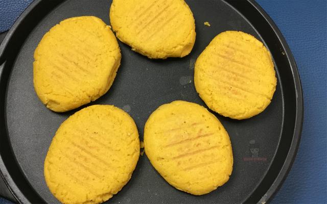 玉米面饼子怎么做（教你做外壳焦脆的正宗玉米面贴饼子）