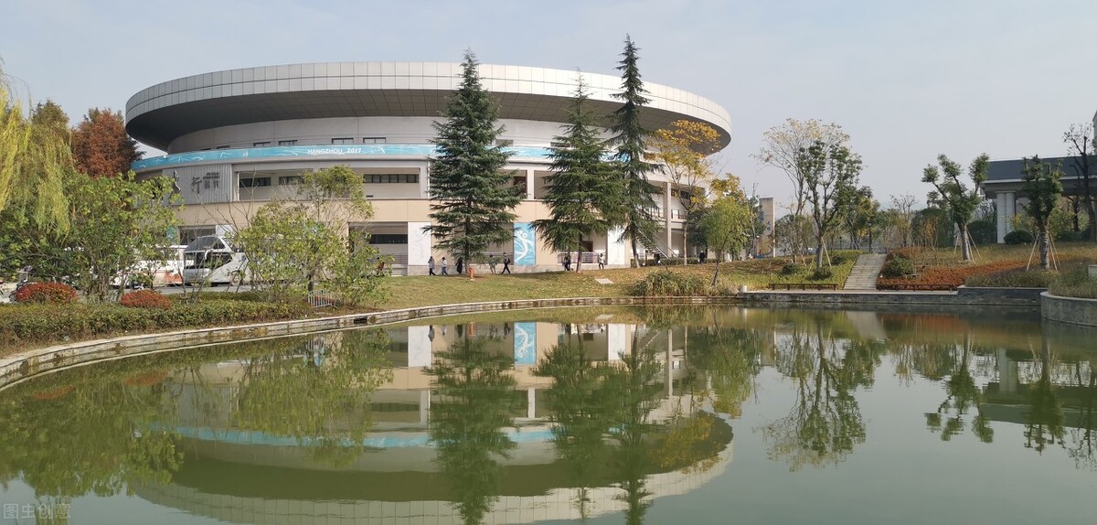 学院前身为成立于1955年的浙江省(中学)教师进修学校;1956