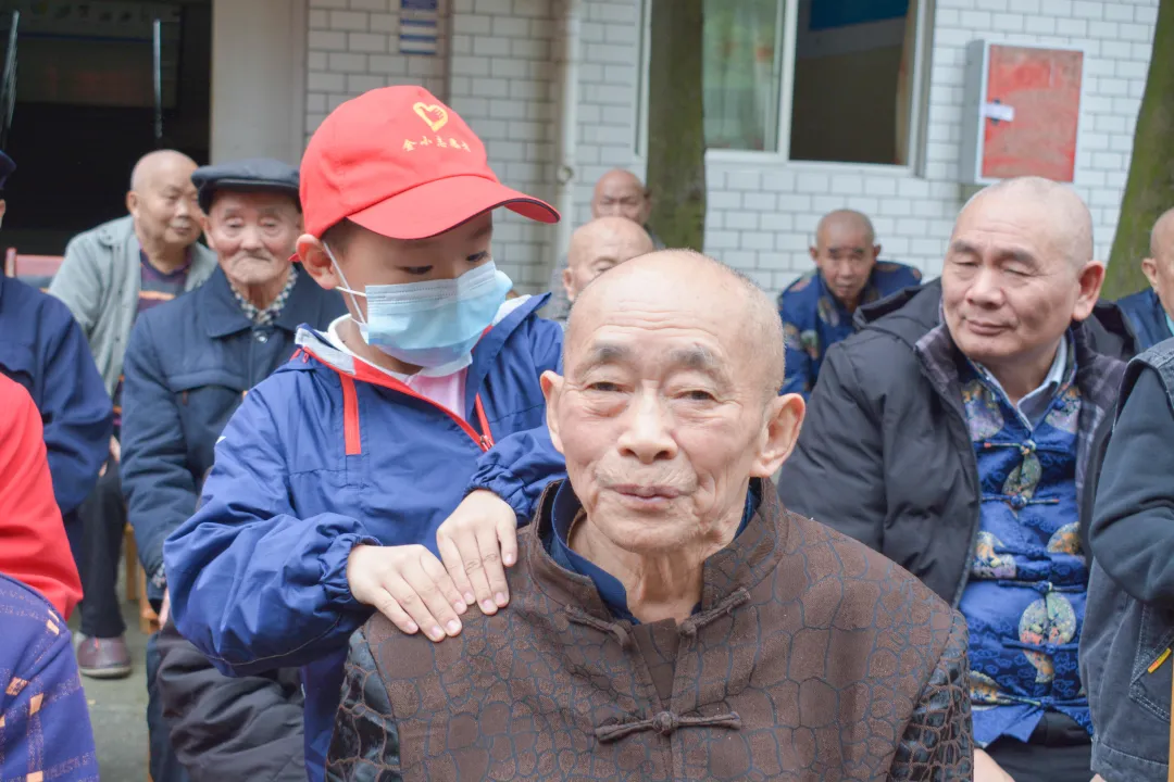 九九重阳节 浓浓敬老情——双流区金桥小学开展“五个一”敬老活动