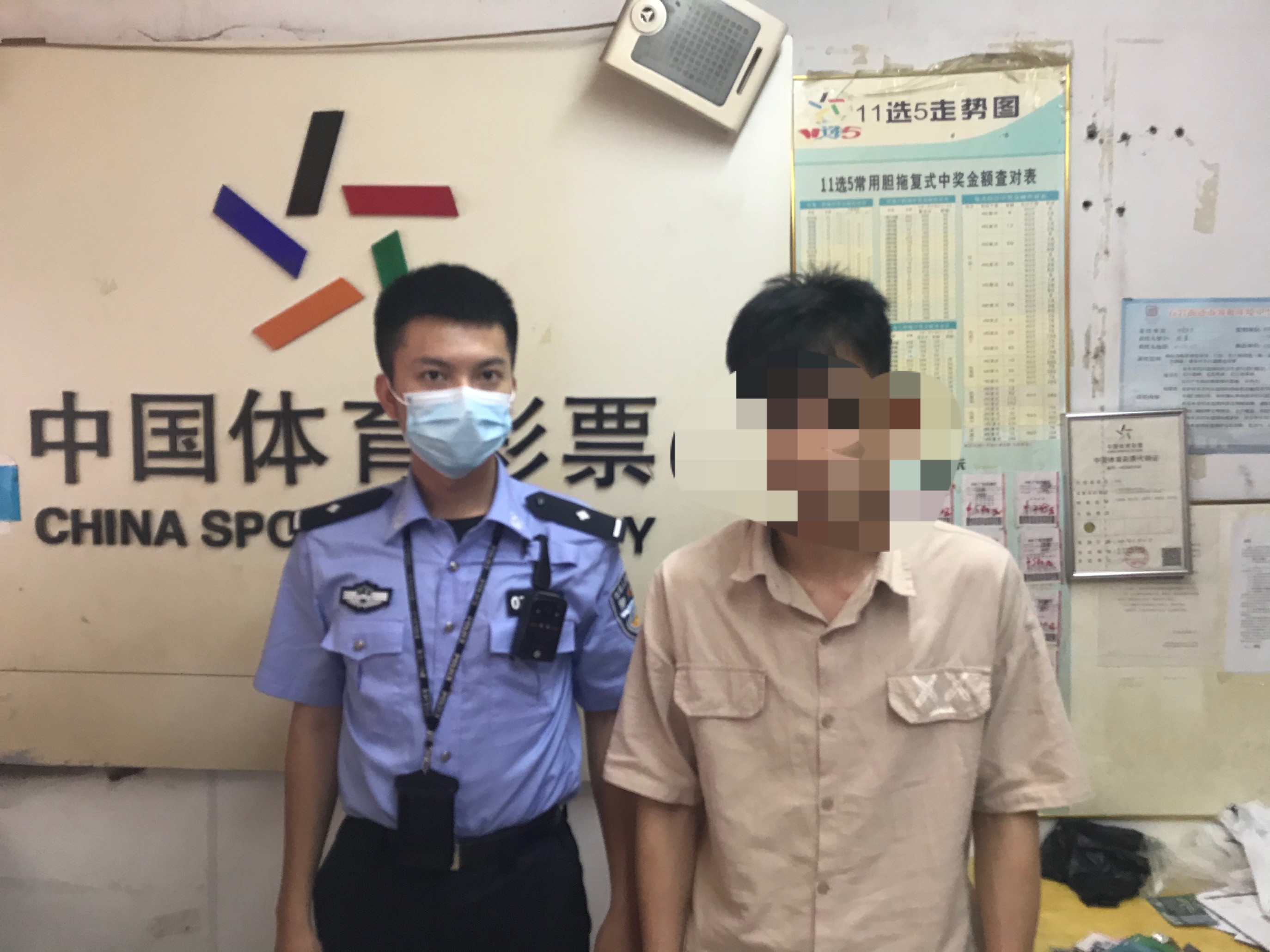 赌博群“日抛”的，群里除了他俩竟都是托儿！深圳一彩票店老板私开赌庄被拘