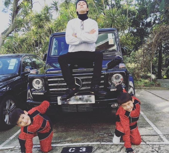 恋情曝光？陈伟霆接送何穗的车辆价值百万，还对奔驰情有独钟