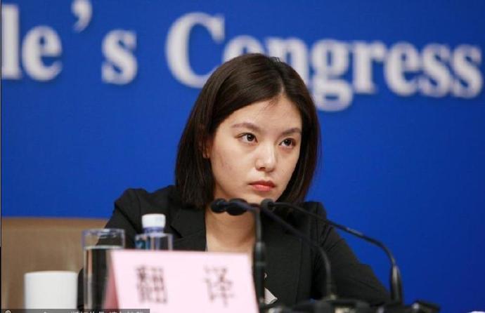 张京这场近20分钟的临场脱稿翻译下来,立马上了微博排行榜,成了大家