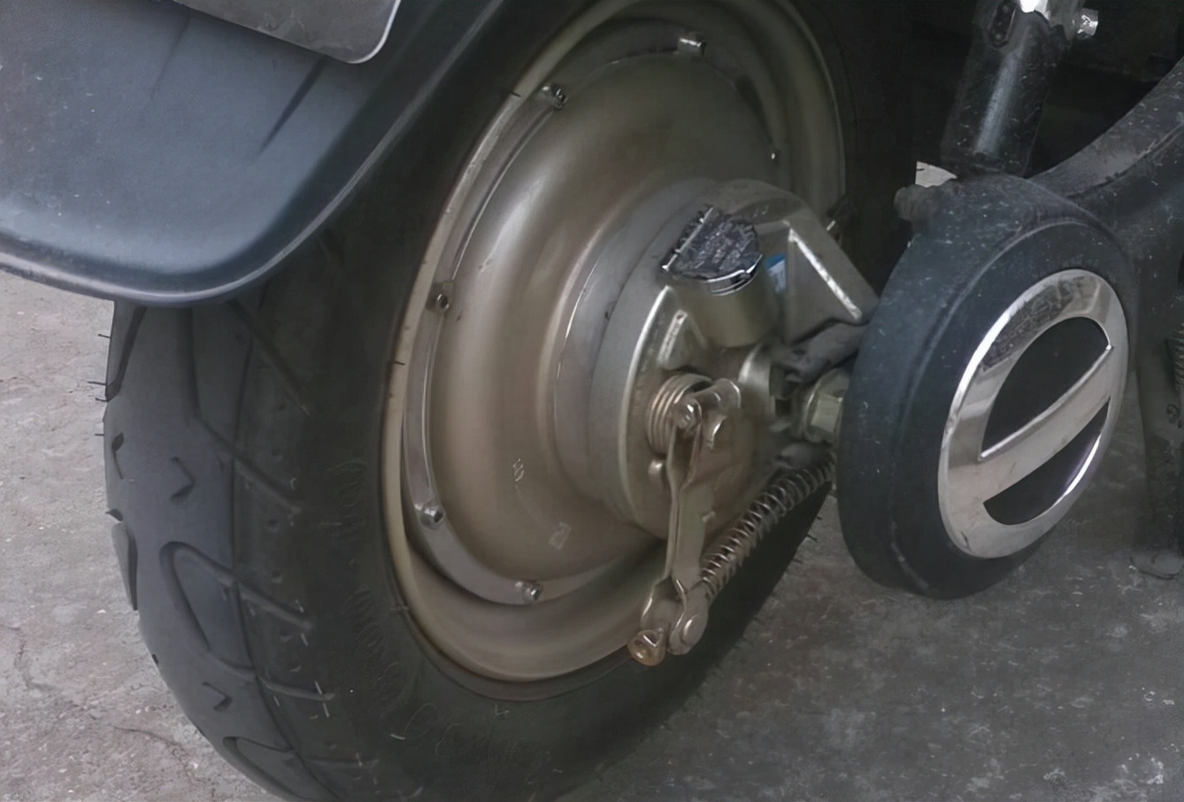 有些用户的电动车刹车时往往出现吱吱吱的异响,尤其是后轮刹车