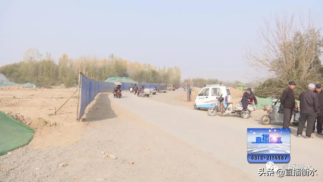 学校门前路难走 家长有意见