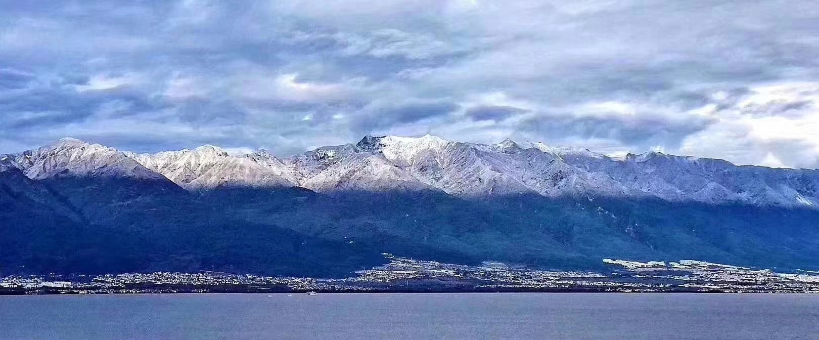 苍山：大理著名的“风花雪月”四景之一，风光秀美，巍峨壮观