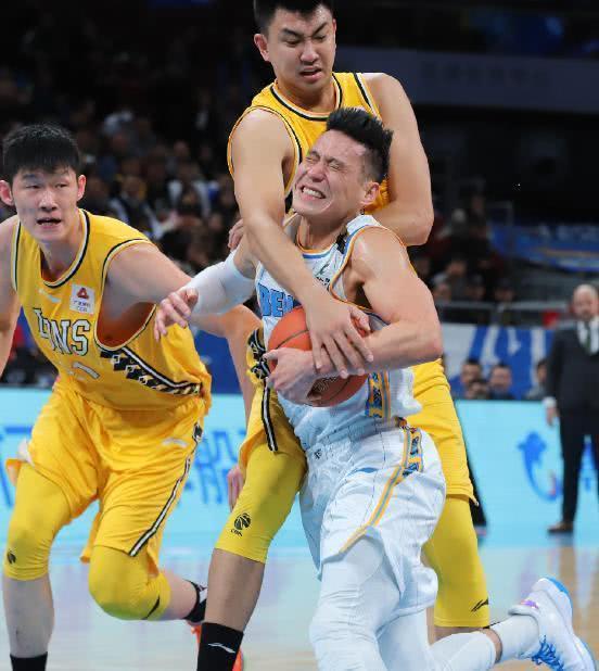 为什么cba比nba暴力(CBA比NBA更暴力！林书豪忍不住吐槽 四张图片揭露他有多惨)