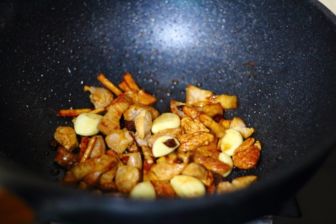 土豆炖豆角(家常做法的土豆炖豆角，方法简单，味道好，新手一学就会)