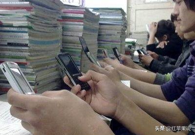 学生上课睡觉玩手机，老师管不管？管了下场凄凉，不管了失职