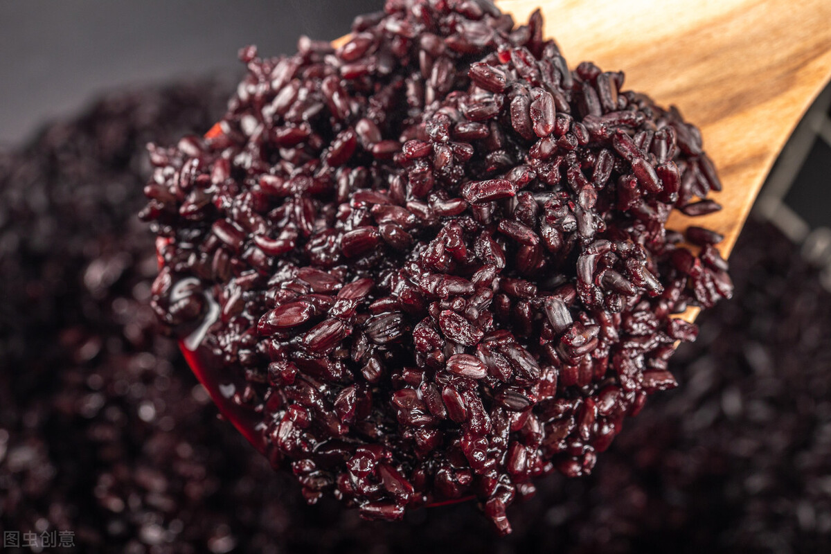 熬黑米粥时，别只会加清水，教你正确的方法，好喝美味不粘锅