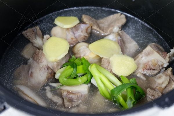 要想羊肉不腥不膻，除了焯水，加这3种食材一起炖，汤更鲜美