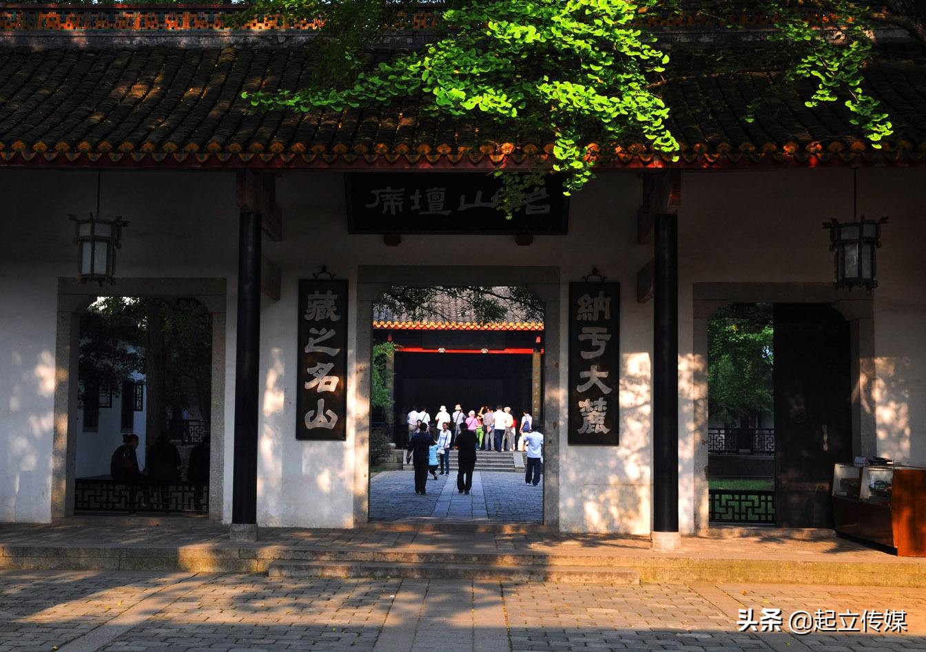 清华二校门、武大的樱花，大学里标志性风景，你认为哪个最好看？