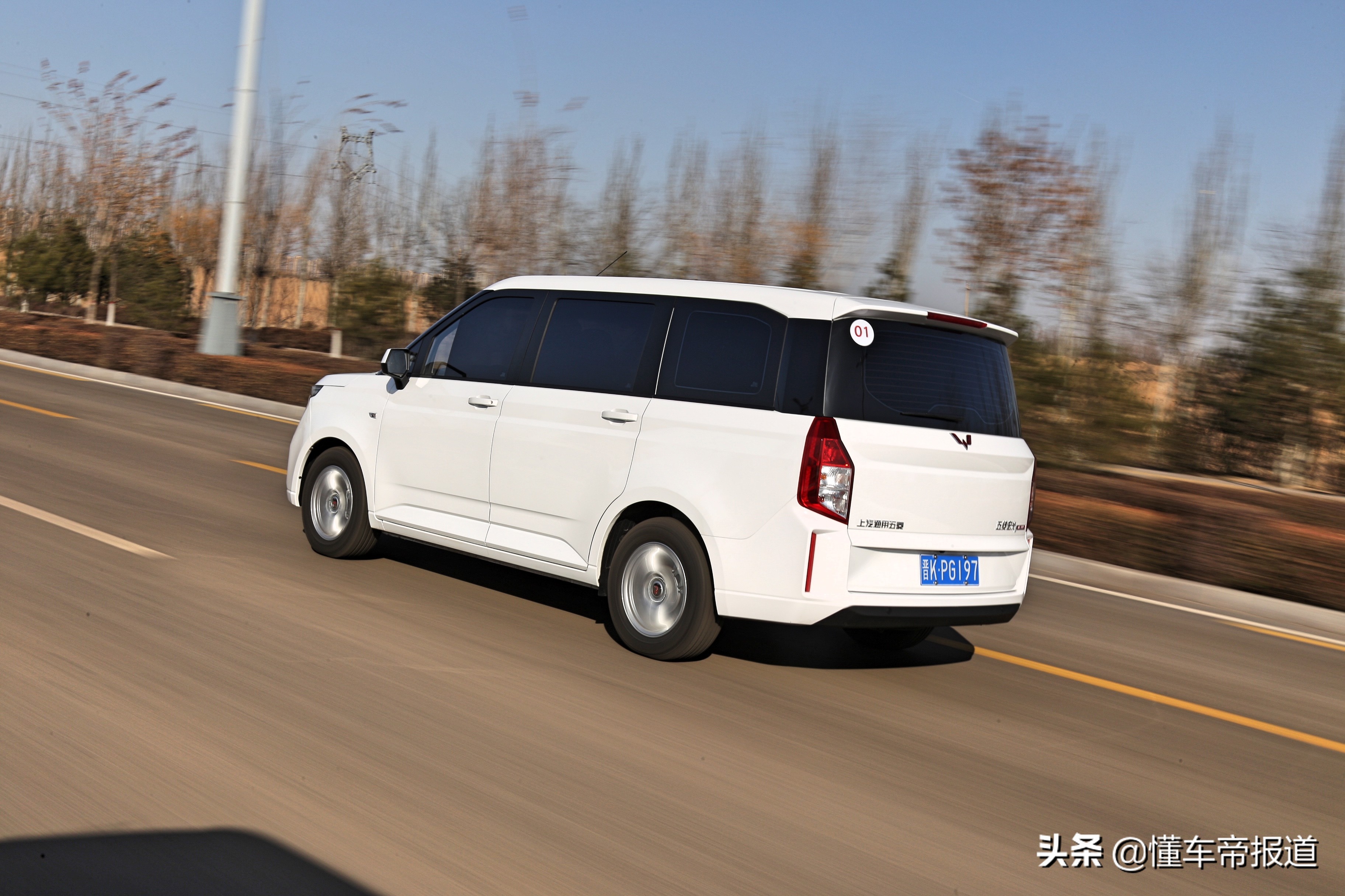 以后拉货全靠它，周末出行都装下！道路试驾五菱宏光PLUS